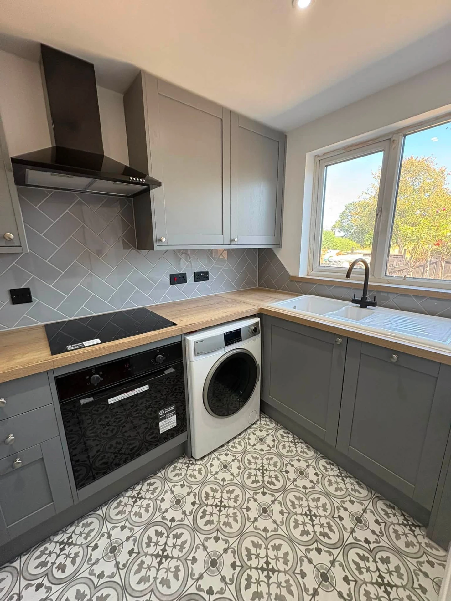 Grey fitted kitchen by Newiams