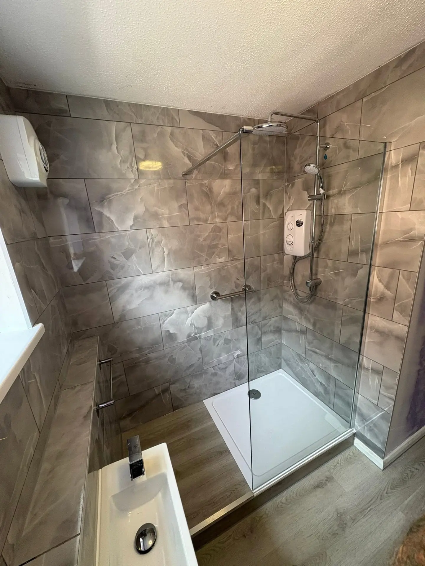 Tiled bathroom and shower by Newiams